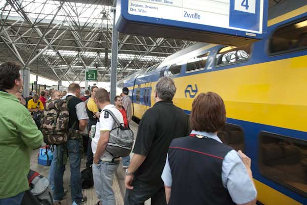 En woensdagavond vertrok een select gezelschap met de trein richting Polen, NAC achterna. foto Guido van der Kroef